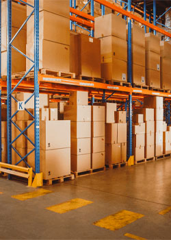 Almacén con cajas de cartón